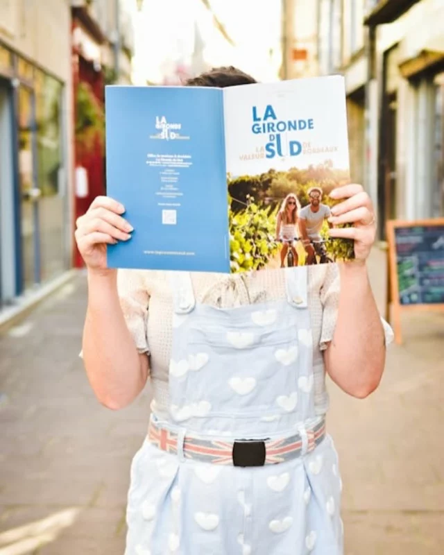 Le magazine 2025 de La Gironde du Sud vient de sortir ! 🤩
Au programme : les meilleures adresses à tester, des idées d’activités pour profiter à fond de la région, et même des recettes de cocktails 100 % made in La Gironde du Sud. 
Un concentré de bonnes vibes à glisser dans son sac de ou à feuilleter entre amis ! 
👉Il est disponible gratuitement dans les Offices de Tourisme ou en téléchargement dans la rubrique « brochures » du site www.lagirondedusud.com
