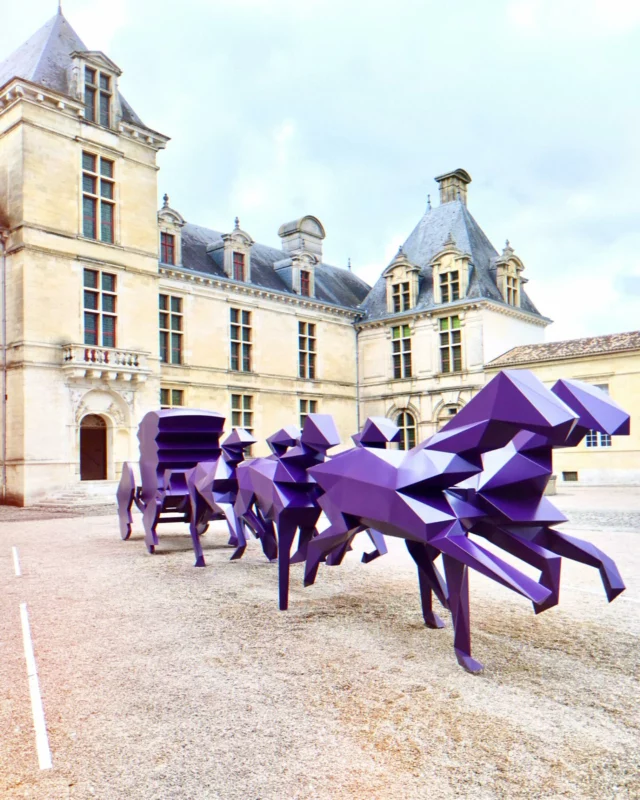 Le carrosse de Xavier Veilhan au Château ducal de Cadillac 🤩
Le Château ducal de Cadillac vous embarque pour un voyage unique entre patrimoine et imaginaire !

Découvrez Le Carrosse de Xavier Veilhan, œuvre monumentale et emblématique, présentée pour la première fois à Versailles. Installée au cœur de la cour d’honneur, cette sculpture à l’échelle 1 réinvente le carrosse de Louis XIV et invite à une expérience artistique hors du temps.
À ne pas manquer !

📆 du 16 avril au 2 novembre 2025

@chateaucadillac 

#lagirondedusud #cadillac #langon #bazas #exposition #gironde #chateauducaldecadillac