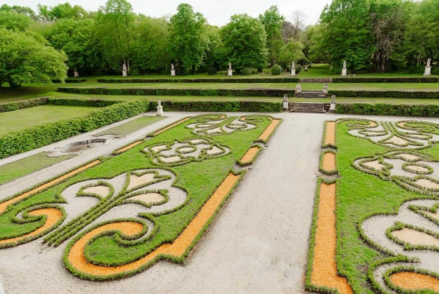 🌿✨ Le Château de Malle primé !
Entre vignes et histoire, un jardin renaît…

Le  Château de Malle, joyau de la Gironde du Sud, vient de recevoir le Prix du Jardin Patrimonial 2025, remis par l’Association des Parcs et Jardins en Aquitaine et la Fondation du patrimoine. Une récompense qui salue la restauration exemplaire de ses sublimes parterres à la française, orchestrée par Luc et Clémence Planty.

Un hommage vivant à l’art du jardin classique, où 6 300 buis redessinent les broderies végétales du XVIIIe siècle. Ici, chaque haie raconte une histoire, chaque axe rend hommage aux siècles passés.

Pour la toute première fois, ce lieu de mémoire s’ouvre aux visiteurs. Une invitation à flâner dans un décor de théâtre végétal, où patrimoine, vin et culture dialoguent en harmonie.

📍 Château de Malle, Preignac
📅 Ouvert du mardi au dimanche, 10h-18h
🔗 www.chateaudemalle.com
@chateaudemalle 

📸 Lycia Walter

#chateaudemalle #lagirondedusud #jardinsalafrançaise #gironde #girondetourisme #preignac