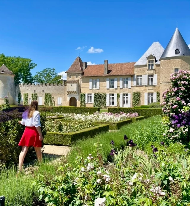 ✨ Le château d’Yquem, là où la vigne flirte avec la poésie.
Au cœur du Sauternais, le château d’Yquem dévoile un jardin secret où rosiers anciens et vignes centenaires cohabitent en harmonie. Les roses, gardiennes silencieuses des rangs de vignes, signalent les caprices de la nature, tandis que le chai souterrain, dissimulé sous un élégant jardin à la française, murmure les secrets d’un nectar d’exception. Ici, chaque détail célèbre l’alliance du vivant et du savoir-faire. ￼

@yquem 
#lagirondedusud #yquem #sauternes #jardin #prestige #gironde #girondetourisme