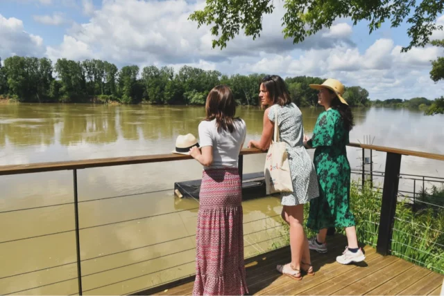 La Cale à Lestiac : faire revivre le patrimoine fluvial de la Garonne ⚓️
À Lestiac-sur-Garonne, un lieu pas comme les autres fait battre le cœur du village : La Cale. Ici, on valorise le patrimoine fluvial, on encourage les activités nautiques et on plonge dans l’histoire du port grâce à des recherches passionnantes.
💡 Autour du carrelet, cette cabane de pêcheur emblématique des bords de Garonne, un véritable espace convivial a vu le jour. Après plus de deux ans de travaux, il trône fièrement sur la berge depuis 2022 et devient le centre névralgique de toutes les rencontres.
Grâce à l’énergie de ses bénévoles, La Cale vit au rythme des marées, des histoires partagées et des événements festifs… et ça continue !

🎉 Samedi 14 juin, ne manquez pas « La Cale fête l’été » avec Orville Grant en concert 
Une soirée au bord de l’eau, de la musique live, de la bonne humeur… que demander de plus ? 
https://www.lagirondedusud.com/fete-manifestation/la-cale-fete-lete/

#lagirondedusud #lestiac #garonne #girondetourisme #sudouest #nouvelleaquitaine