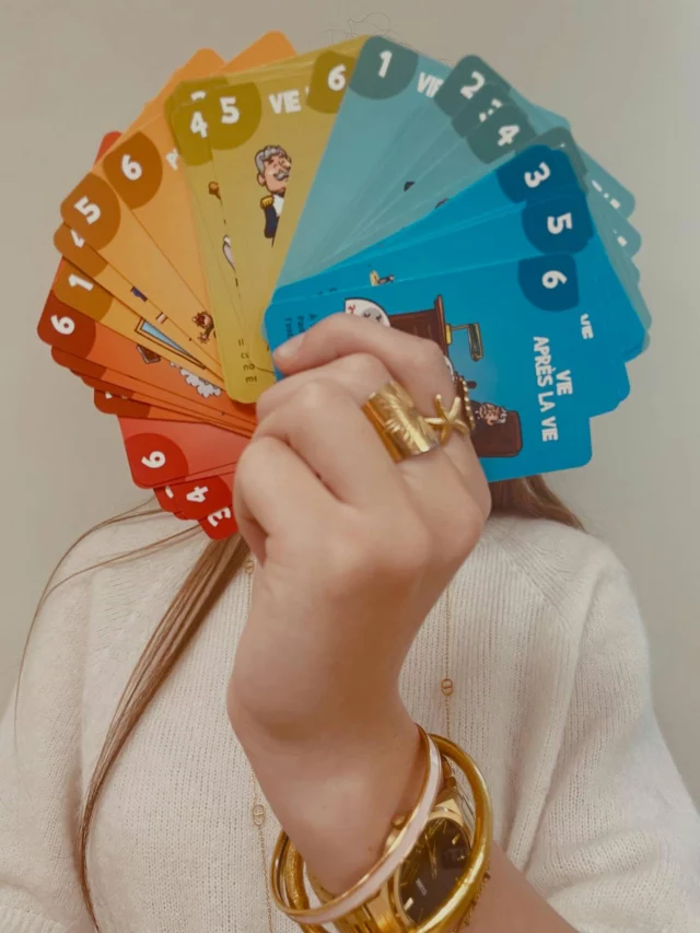 [𝗣𝘀𝘀𝘀𝘁… 𝘂𝗻𝗲 𝗻𝗼𝘂𝘃𝗲𝗮𝘂𝘁𝗲́ 𝘃𝗶𝗲𝗻𝘁 𝗱’𝗮𝗿𝗿𝗶𝘃𝗲𝗿 𝗲𝗻 𝗯𝗼𝘂𝘁𝗶𝗾𝘂𝗲 ! ] 🤩
6 vies, 1 destin... prêt à jouer ? 🤸‍♀️
(Re)découvrez Osiris comme jamais... carte après carte !

Pour célébrer les 200 ans de la naissance de Daniel Iffla, alias Osiris, les élèves de 1re Bac pro du Lycée La Tour Blanche à Bommes ont relevé un défi original : créer un jeu de cartes inspiré du jeu des 7 familles...mais version légende vivante !
Plongez dans l’incroyable parcours de ce philanthrope visionnaire à l’origine de leur lycée, à travers un jeu fun, éducatif et 100 % fait maison.
Une façon ludique de revivre son histoire, de s’amuser en famille, et de rendre hommage à un homme qui a marqué son temps.
👉 En vente à 9 € dans les accueils de l’Office de Tourisme : Bazas, Langon, Saint-Macaire, Cadillac-sur-Garonne.
Dès 5 ans. Vu