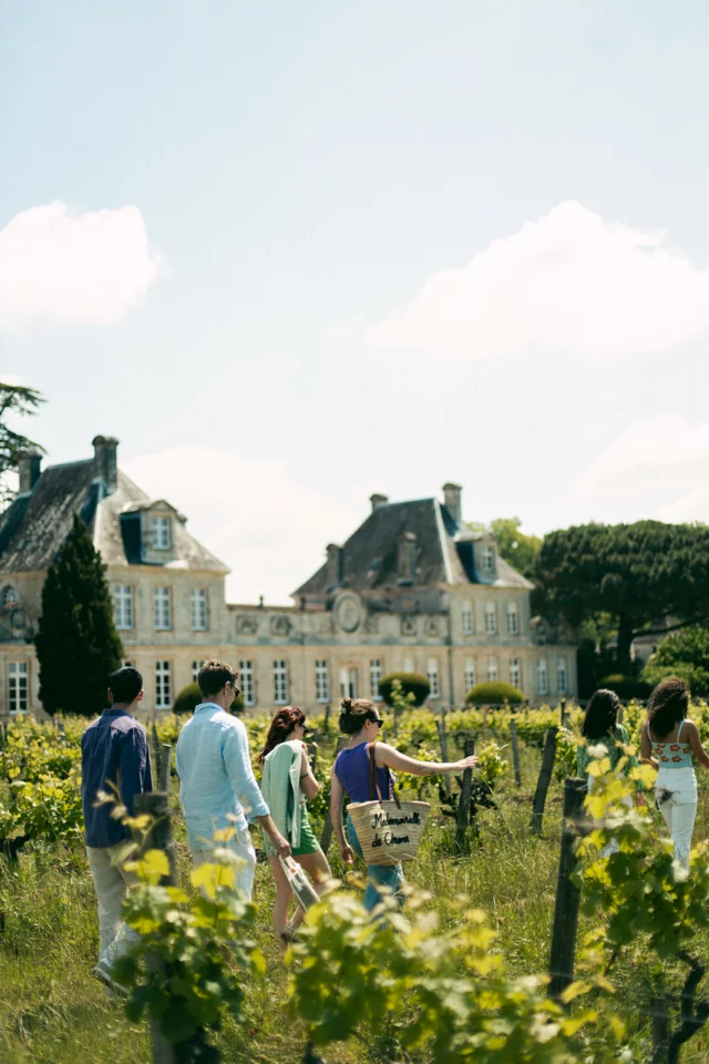 [ 𝗖𝗲𝘁 𝗮𝘂𝘁𝗼𝗺𝗻𝗲, 𝗽𝗼𝘂𝘀𝘀𝗲𝘇 𝗹𝗲𝘀 𝗽𝗼𝗿𝘁𝗲𝘀 𝗱𝗲𝘀 𝗰𝗵𝗮̂𝘁𝗲𝗮𝘂𝘅 𝘃𝗶𝘁𝗶𝗰𝗼𝗹𝗲𝘀 !] 🍂 
En Gironde du Sud, la saison se teinte de rouge et d’or. C’est le moment parfait pour vivre le vignoble autrement !
👉 Derrière chaque portail, une rencontre : vignerons passionnés, domaines de renom ou propriétés familiales, dégustations, ateliers, accords mets-vins… Les Portes Ouvertes transforment la balade en véritable fête des sens.

📅 A vos agendas !
🍷 Graves : 18 & 19 octobre
🍇 Sauternes & Barsac : 8, 9 & 10 novembre
🌞 Sainte-Croix-du-Mont : 15 & 16 novembre
🍴 Loupiac & Foie Gras : 29 & 30 novembre
🍁 Pessac-Léognan : 6 & 7 décembre

✨ Plus qu’une dégustation, une immersion.
Des rencontres humaines, des vins d’exception, et ce petit supplément d’âme propre à la Gironde du Sud.

📷 @studiofuendo 
& EF