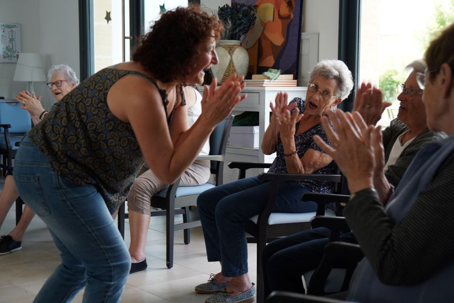 Atelier-yoga-du-rire-juin-2023-C-CdC-du-Bazadais-9