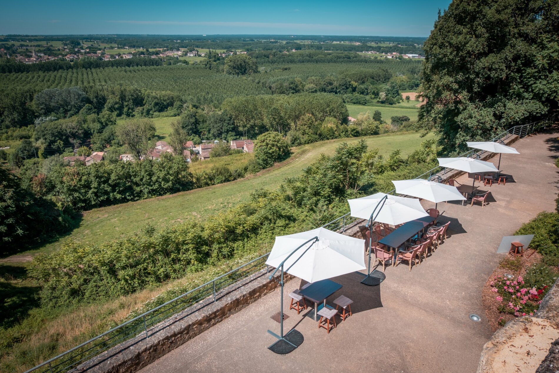 Vue sur la vallée de la Garonne Sainte-Croix-du-Mont