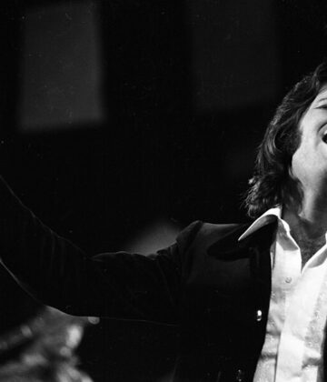 Famous_singer_Mike_Brant_performing_at_a_party_given_for_IDF_Disabled_Veterans_Organization_organized_by_Simcha_Holtzberg_at_the_Sheraton_Hotel_(FL45725283)