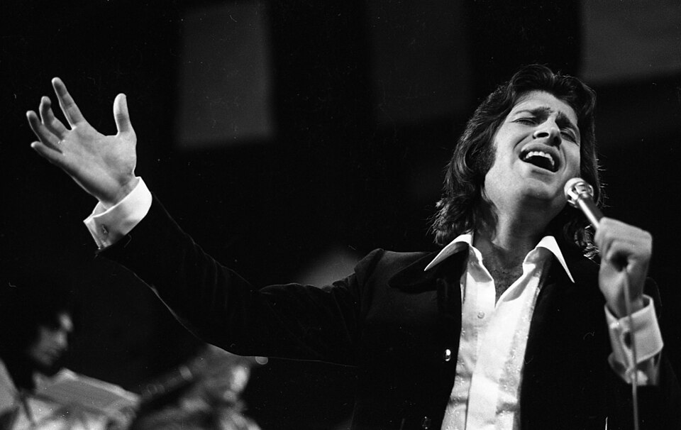 Famous_singer_Mike_Brant_performing_at_a_party_given_for_IDF_Disabled_Veterans_Organization_organized_by_Simcha_Holtzberg_at_the_Sheraton_Hotel_(FL45725283)