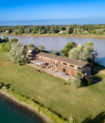 Grande Maison au bord de l'eau