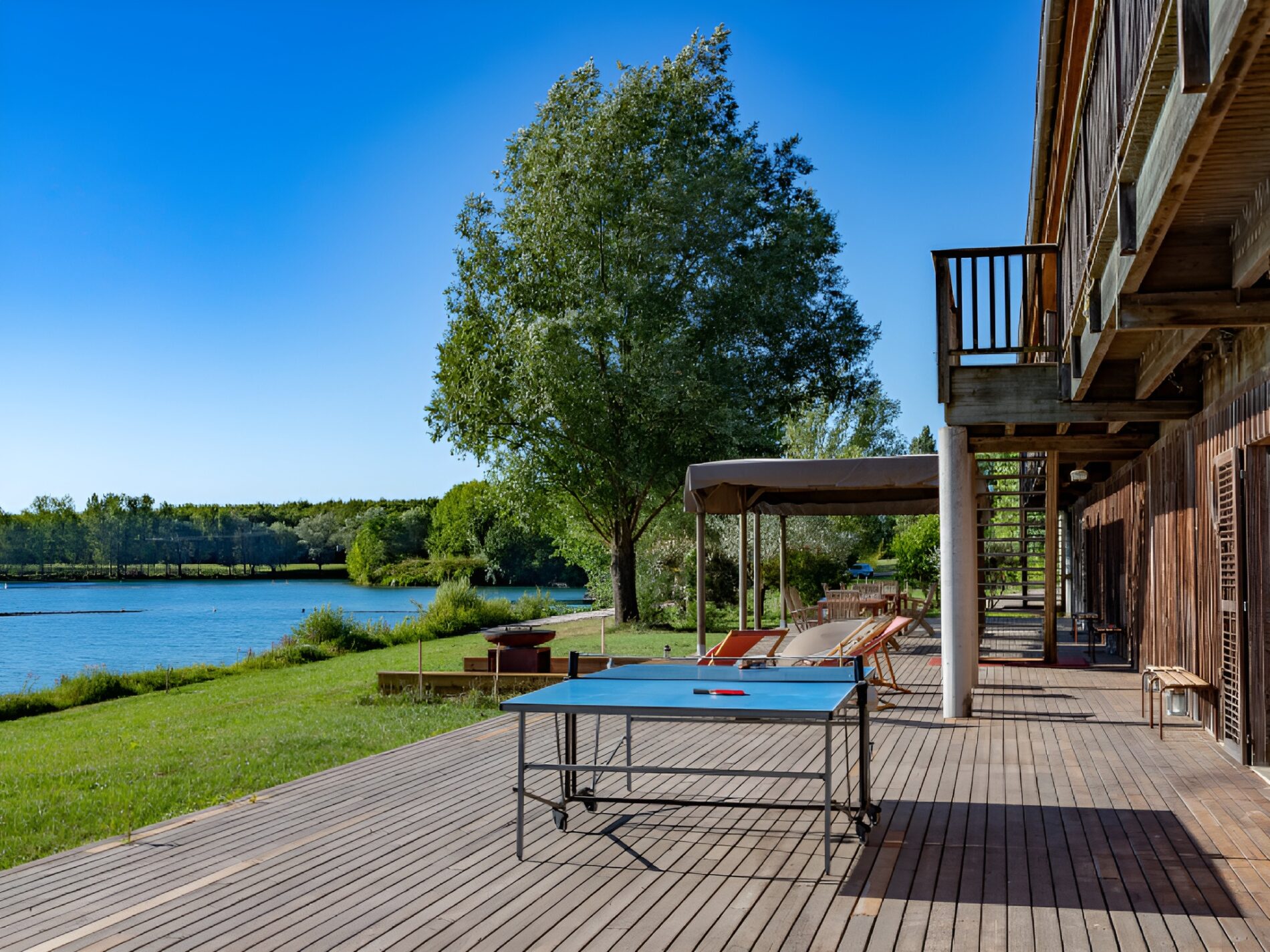 Grande maison au bord de l'eau