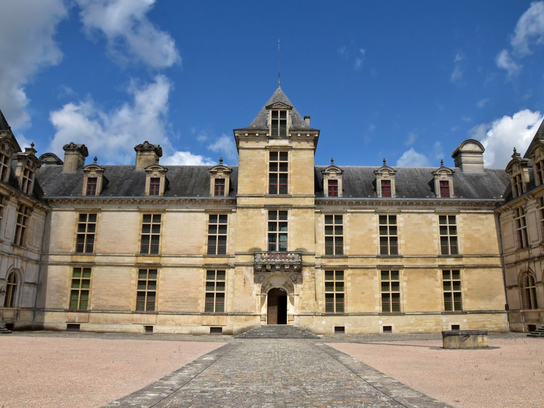 chateau ducal de Cadillac, facade sur cour (c) CMN - M. Delanne