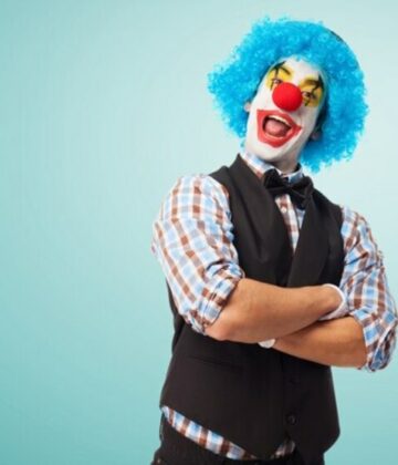 clown-heureux-bras-croises_1149-374