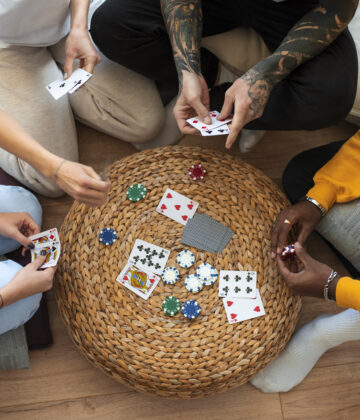 friends-havinf-fun-while-playing-poker