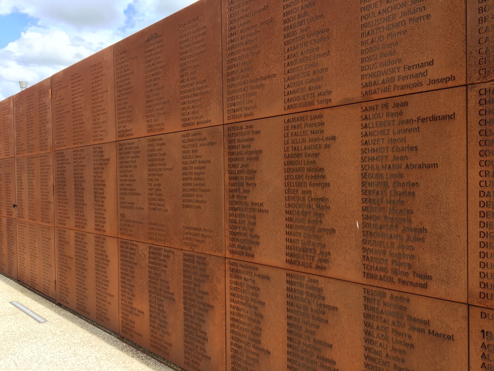 mur cimetière des oubliés